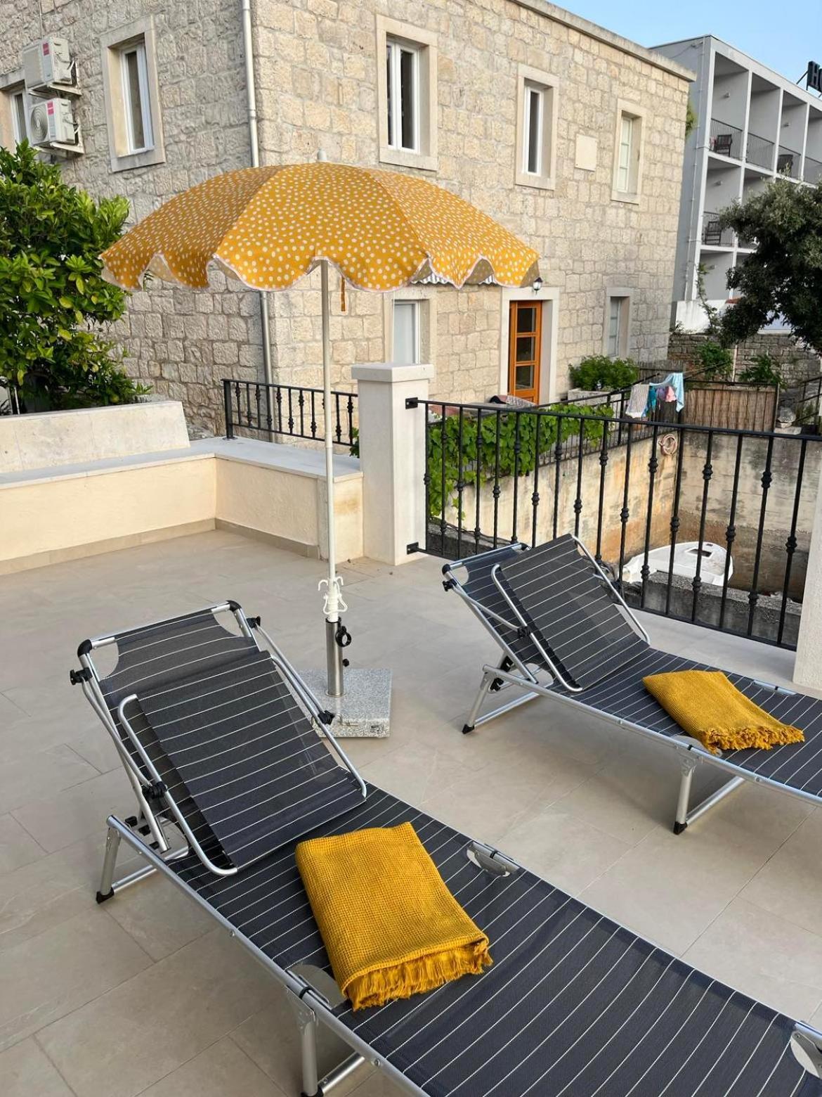 Apartments Barbaresko Lumbarda Buitenkant foto